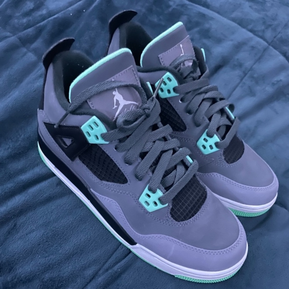 BRAND NEW AUTHENTIC Air Jordan 4 Retro (GS) “Green Glow” size 5.5Y (women’s 7)